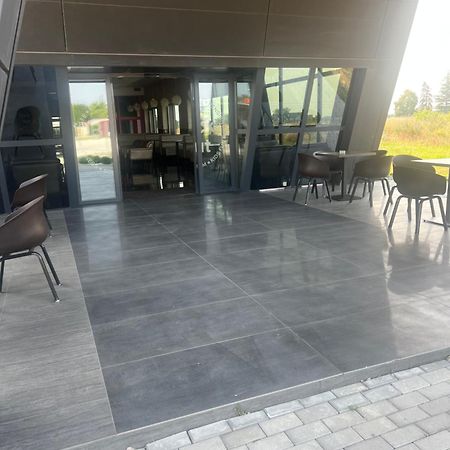 Penzion Black Hut Dunajska Streda Luaran gambar